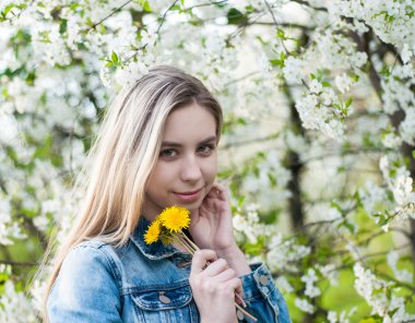 Bahar bahçesindeki kız.