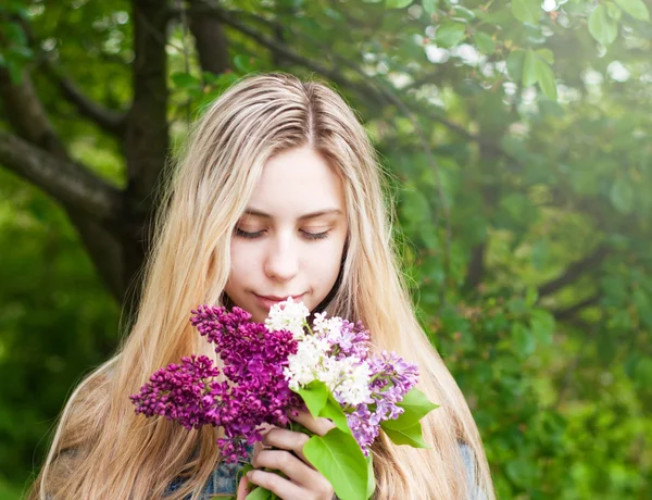 Girl with a bouquet of lilacs — Stock Photo, Image