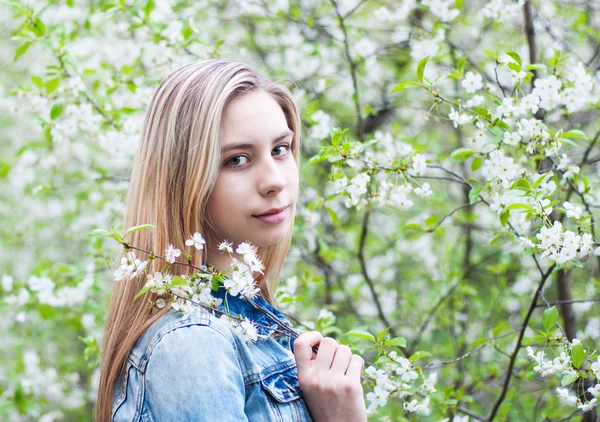 Girl in the spring garden — Stock Photo, Image