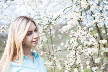 Bahar bahçesindeki kız.