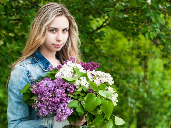 Girl with a bouquet of lilacs — Stock Photo, Image