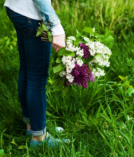 Blommande lila blommor i handen — Stockfoto