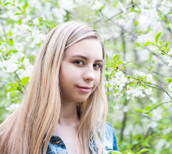 Menina no jardim da primavera — Fotografia de Stock