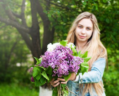 Kız bir buket leylak