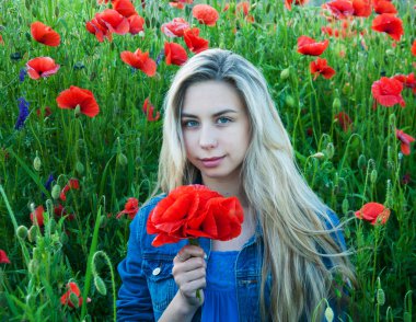 haşhaş alanında genç kız