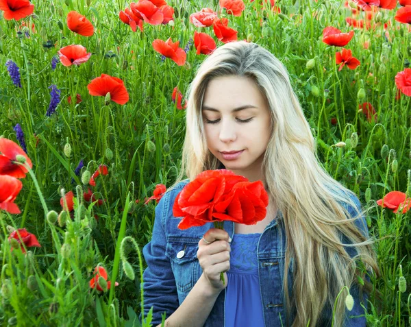 Young girl in the poppy field — Stock Photo, Image