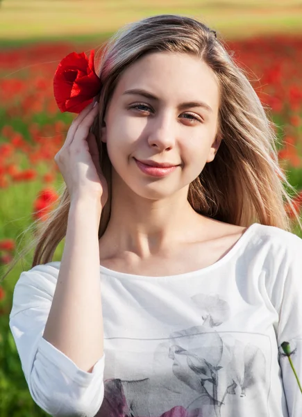 Young girl in the poppy field — Stock Photo, Image