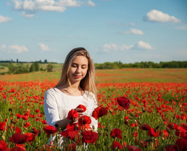 Young girl in the poppy field — Stock Photo, Image