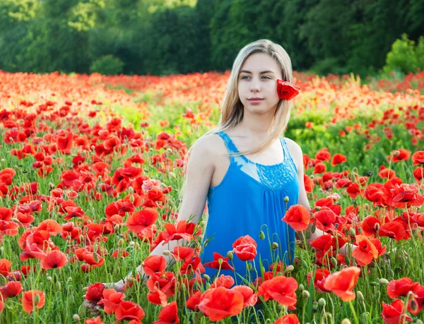 Young girl in the poppy field — Stock Photo, Image