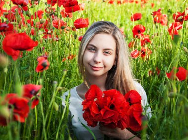 haşhaş alanında genç kız