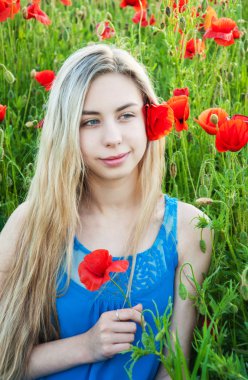 haşhaş alanında genç kız