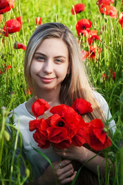 Young girl in the poppy field — Stock Photo, Image