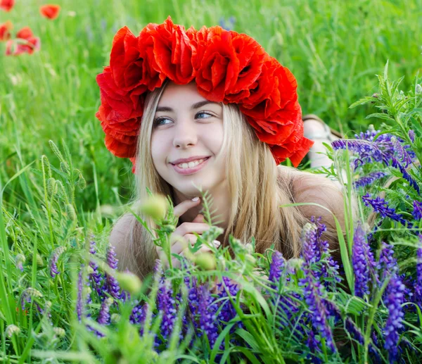 Young girl in the poppy field — Stock Photo, Image