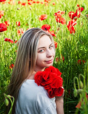 haşhaş alanında genç kız