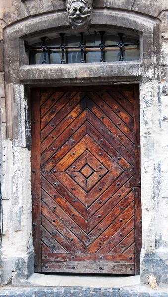 Vecchia porta di legno marrone — Foto Stock