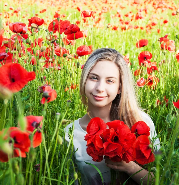 Young girl in the poppy field — Stock Photo, Image