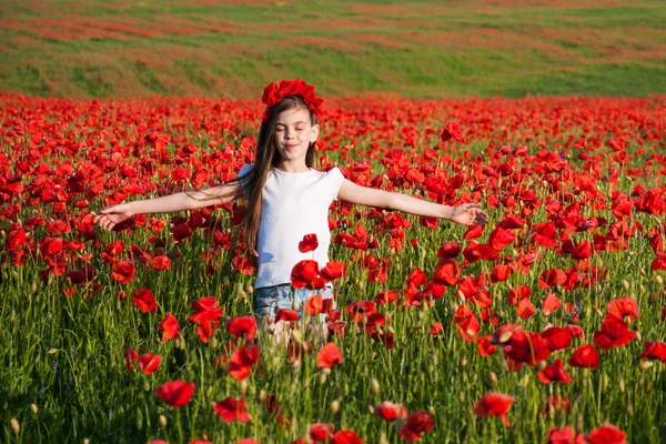 Menina no campo de papoula — Fotografia de Stock