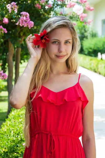 Красивая девушка с цветком гибискуса в волосах — стоковое фото
