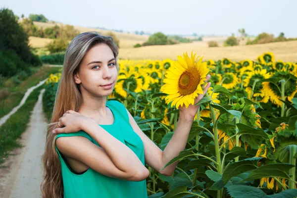 Girl on the field of sunflowers — Stock Photo, Image