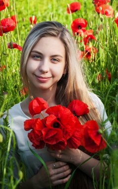 haşhaş alanında genç kız