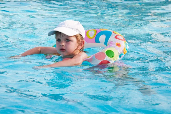 Kleines Mädchen schwimmt in einem Pool — Stockfoto