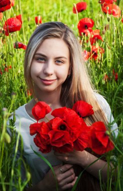 haşhaş alanında genç kız