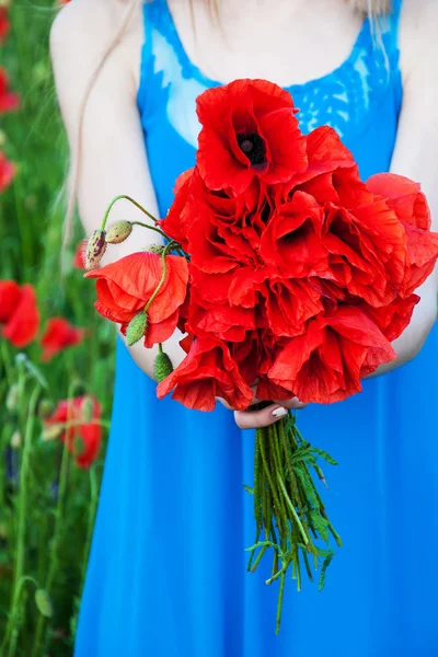 Frau mit einem Strauß Feldmohn — Stockfoto