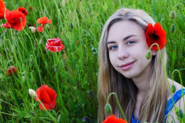 haşhaş alanında genç kız