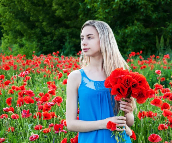 Young girl in the poppy field — Stock Photo, Image