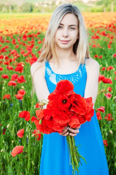 Young girl in the poppy field — Stock Photo, Image