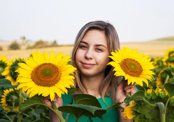 Girl on the field of sunflowers — Stock Photo, Image