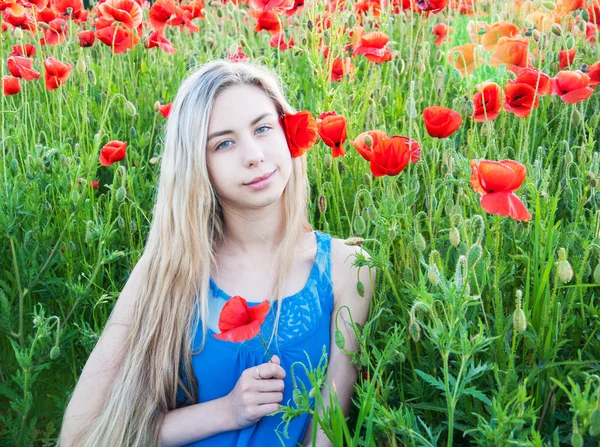 Young girl in the poppy field — Stock Photo, Image