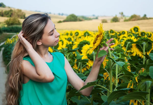Girl on the field of sunflowers — Stock Photo, Image