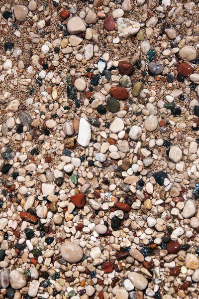 Pierres sur la plage et l'eau de mer — Photo