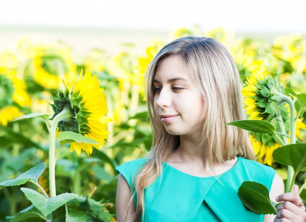 Girl on the field of sunflowers — Stock Photo, Image