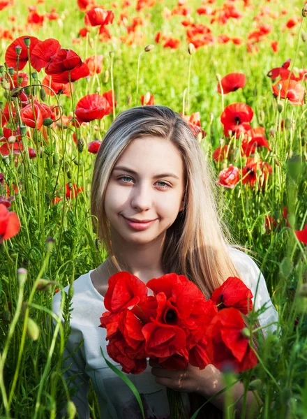 Young girl in the poppy field — Stock Photo, Image