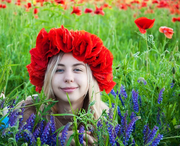 Young girl in the poppy field — Stock Photo, Image