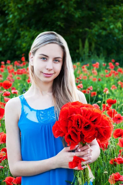 Chica joven en el campo de amapola — Foto de Stock