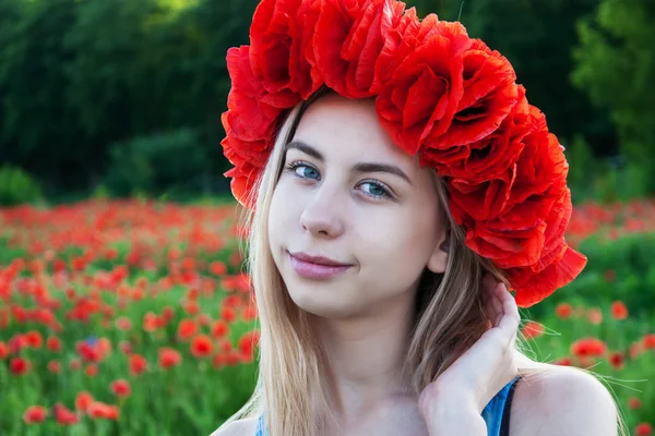 Young girl in the poppy field — Stock Photo, Image