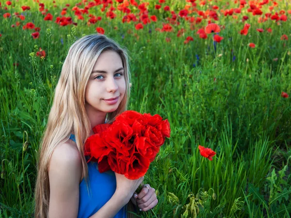 Ung flicka i fältet vallmo — Stockfoto