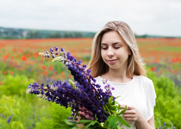 Flicka med blombukett Lupin — Stockfoto