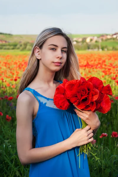 Young girl in the poppy field — Stock Photo, Image