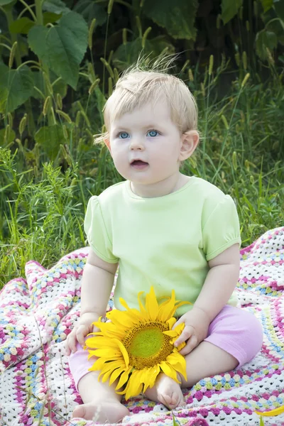 Baby girl and sunflower — Stock Photo, Image