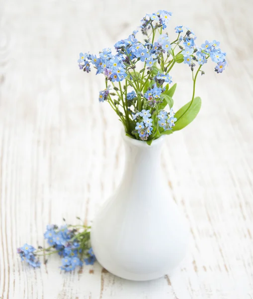 Forget-me-nots sul tavolo di legno — Foto Stock