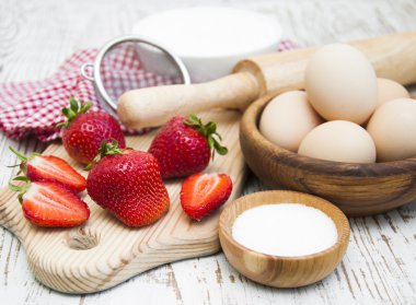 fırında çilek için malzemeler