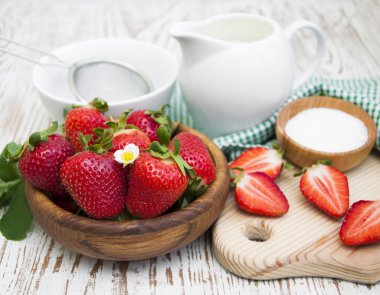 fırında çilek için malzemeler