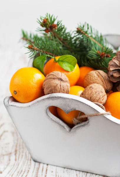 Рождественский натюрморт с мандаринами — стоковое фото