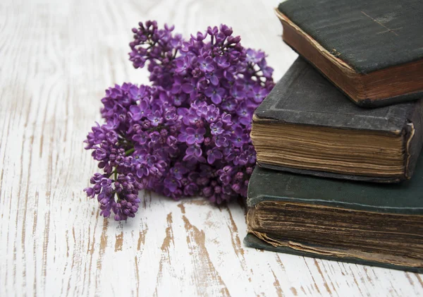 Livros antigos e ramo lilás — Fotografia de Stock