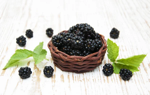 Korb mit Brombeeren — Stockfoto