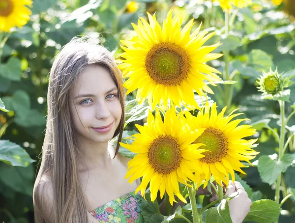 Beautiful girl with sunflower — Stock Photo, Image